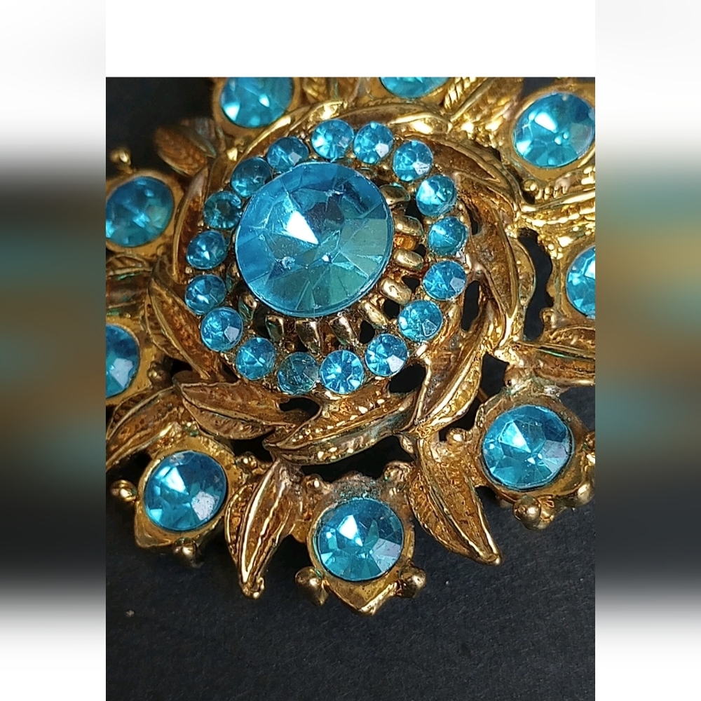 Blue Rhinestone Gold Tone Brooch Pin - Picture 3 of 10